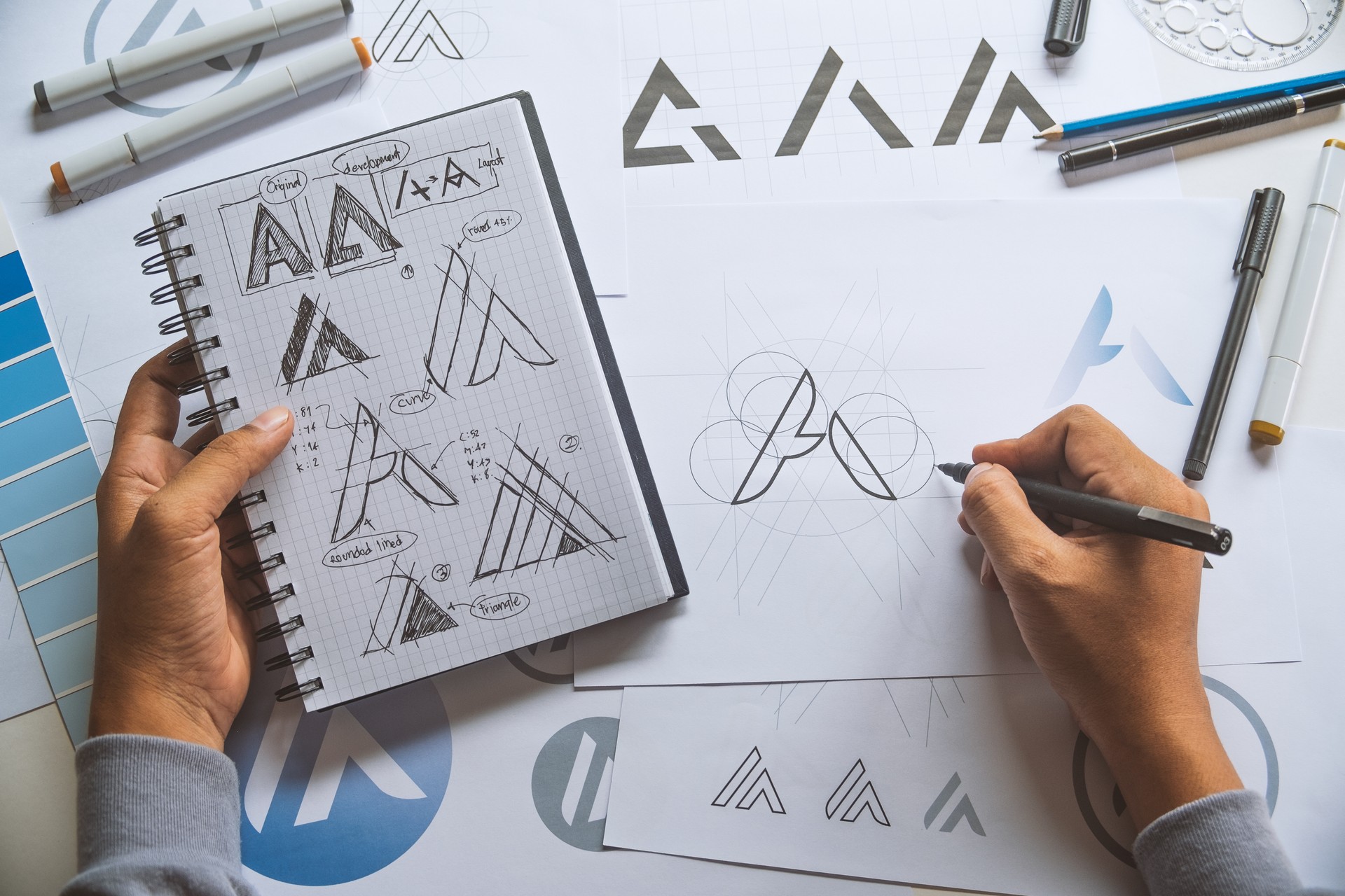 Concepteur graphique processus de développement dessin croquis design créatif idées projet logo produit Marque étiquette marque oeuvre. Concepteur graphique Studio concept.