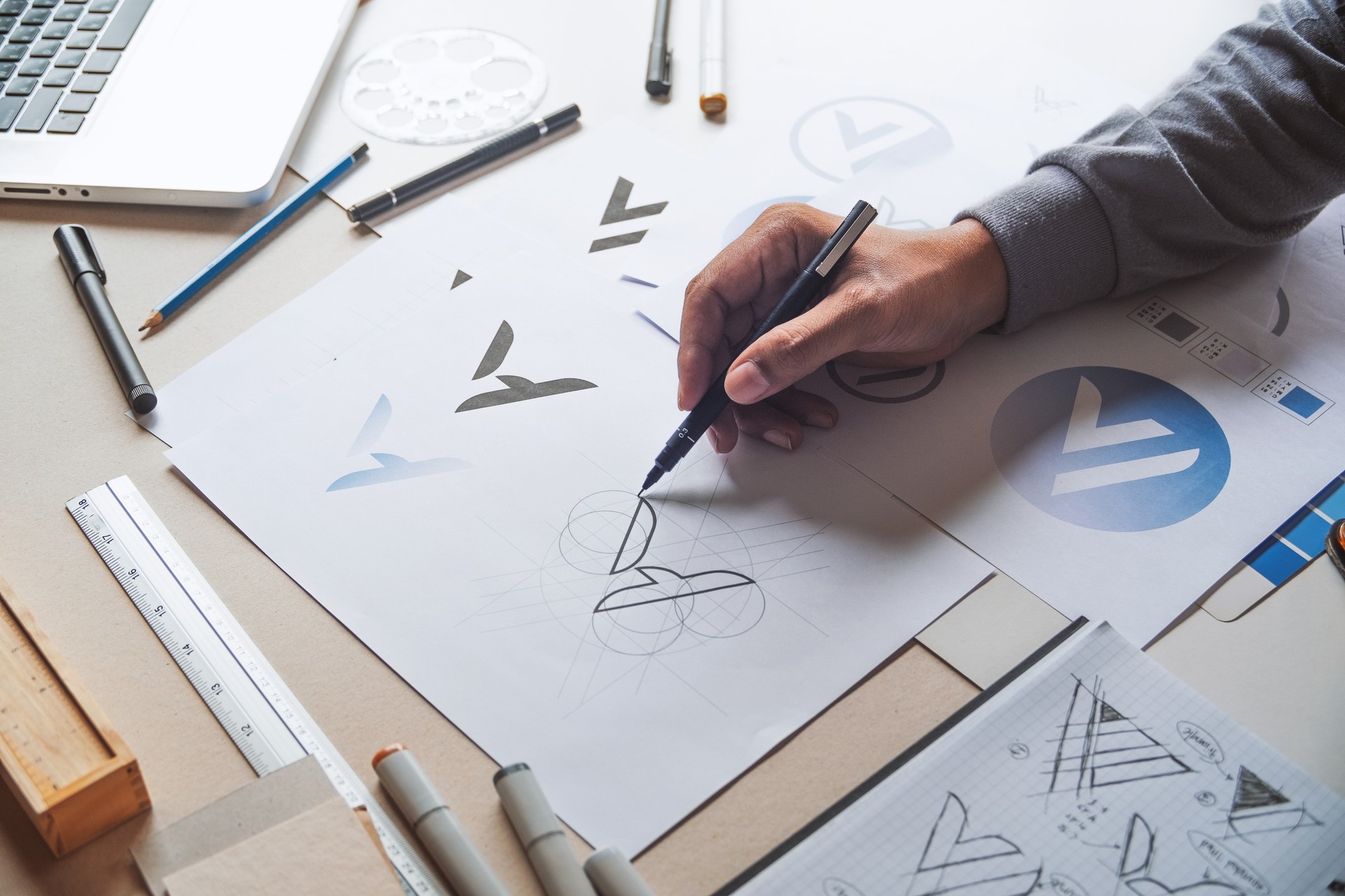 Concepteur graphique processus de développement dessin croquis design créatif idées projet logo produit Marque étiquette marque oeuvre. Concepteur graphique Studio concept.