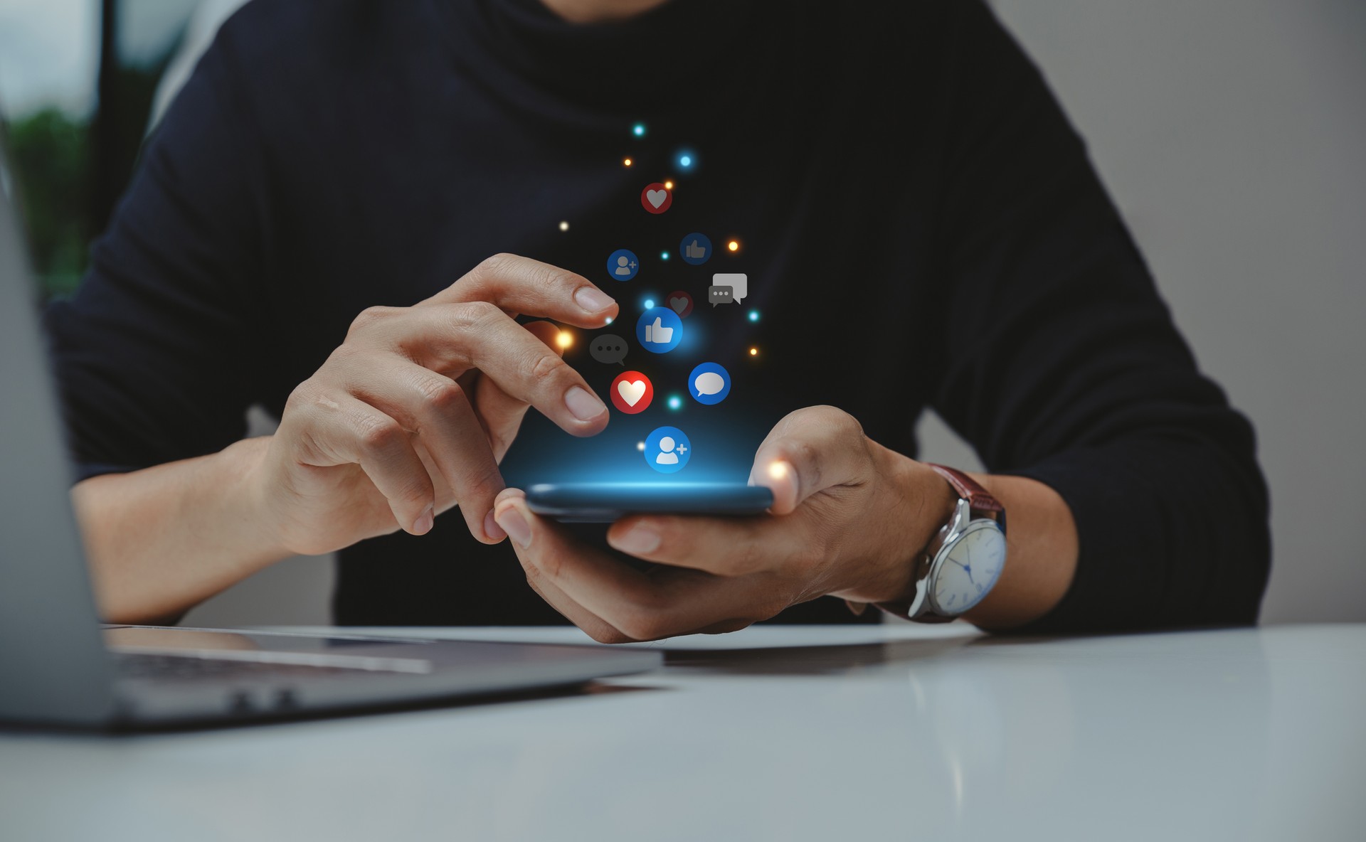 Main de jeune entreprise utilisant un smartphone.