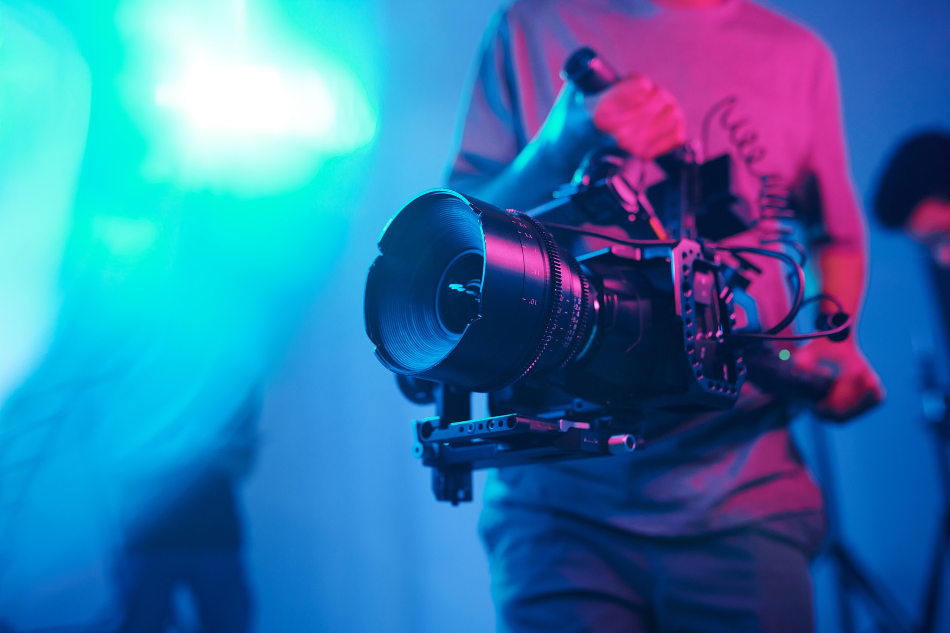 Caméraman filmant avec un appareil photo professionnel